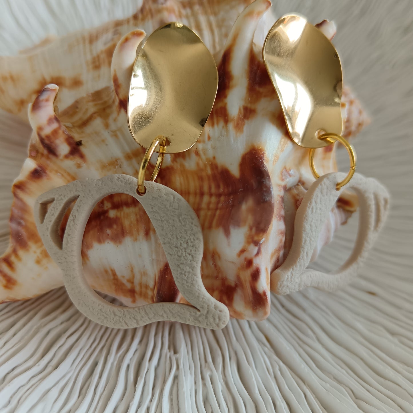 Conch Shell Outline Sand Stud Earrings