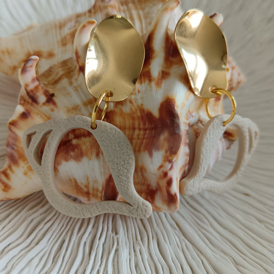 Conch Shell Outline Sand Stud Earrings
